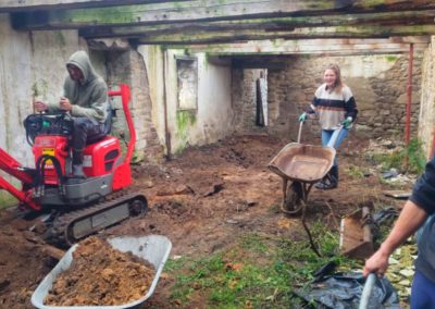 Ca creuse dans D pour faire les fondations des poteaux de la charpente (novembre 2021)