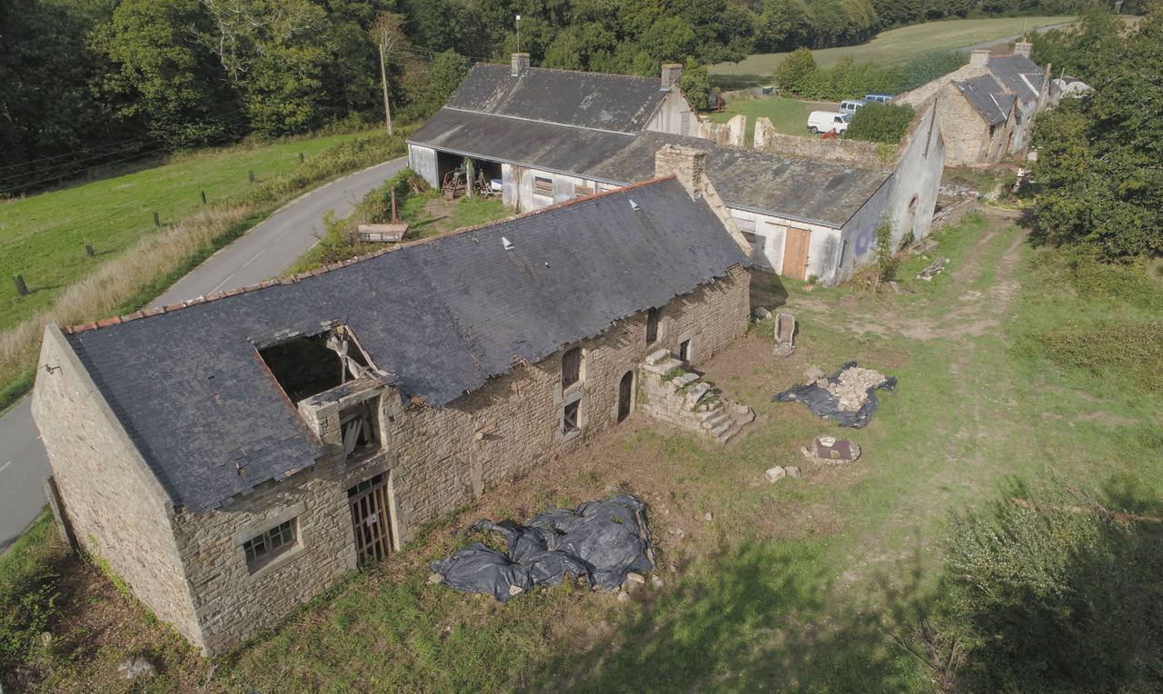 Le bâtiment D avan,t de tomber sa vieilles couverture (octobre 2020).