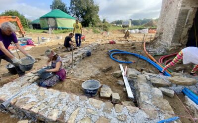 Fondations cyclopéennes en chantier participatif pour la Petite Maison